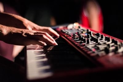 Dieter Uhlmann am Synthesizer